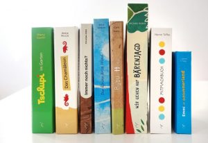 Buchrücken von Kinderbüchern mit Braille